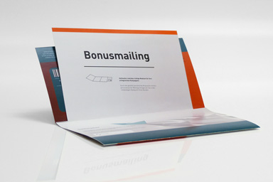 halb geöffnetes Bonusmailing mit aus dem Mailing ragender Karte